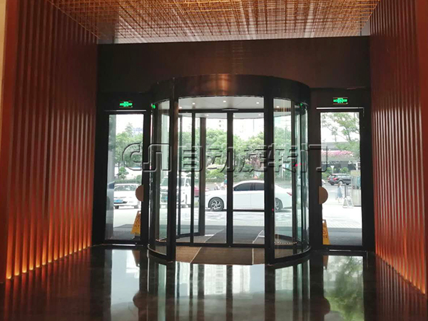 广州尔顿花园酒店两翼旋转门4